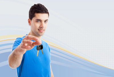 Man holding car keys because he has gotten back his driver license